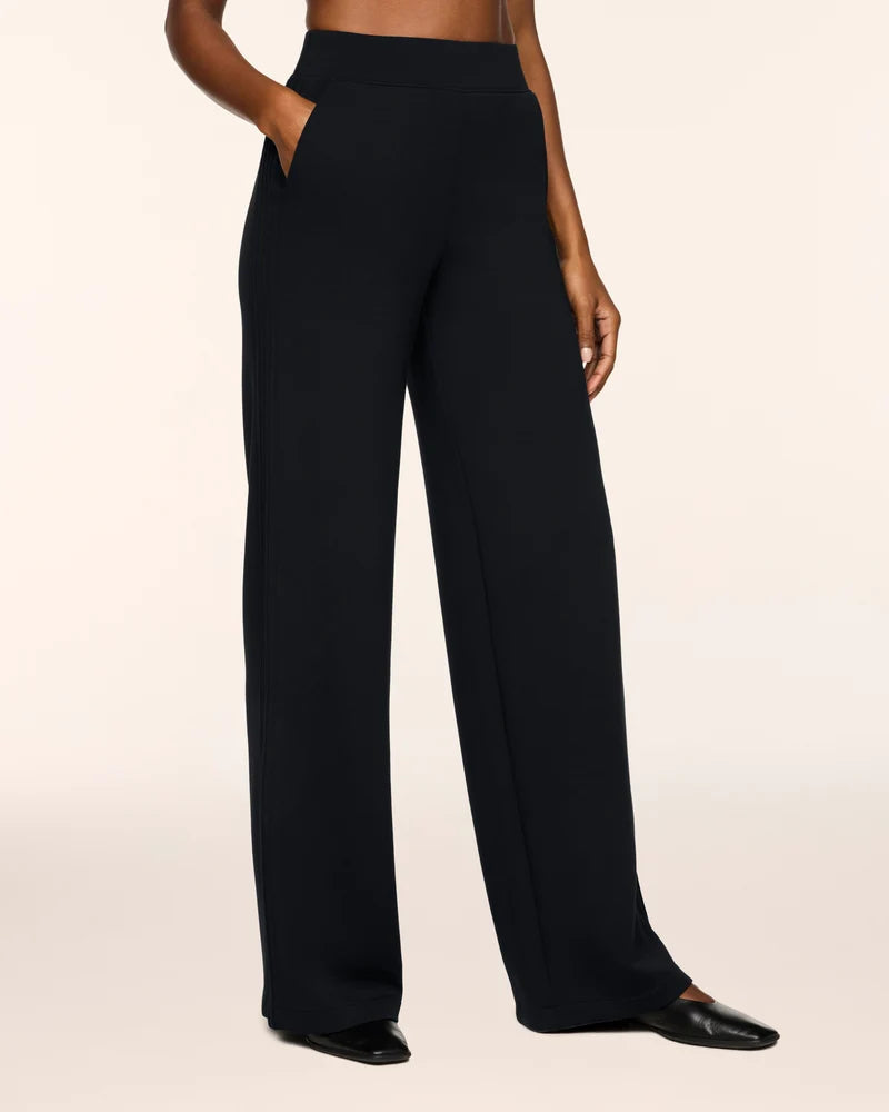 AirEssentials Pintuck Wide Leg Pant in Very Black