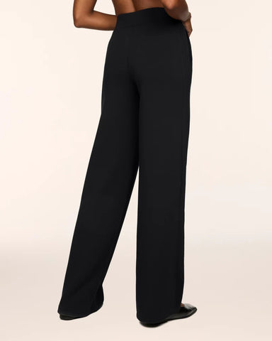 AirEssentials Pintuck Wide Leg Pant in Very Black detail