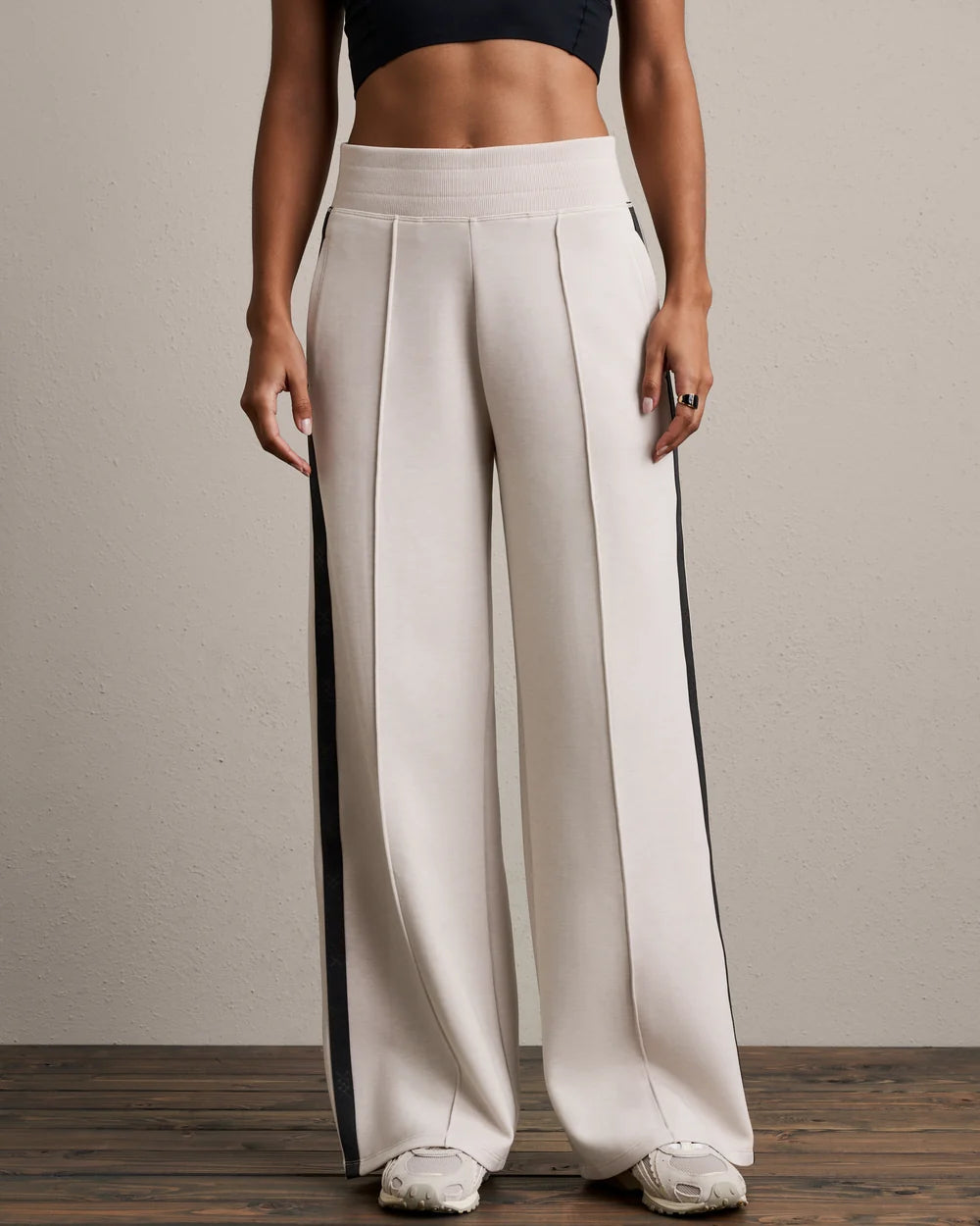 DreamGlow Trouser in Sand/Pure Black