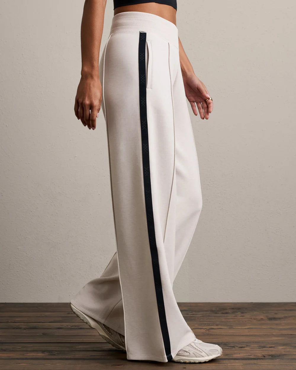 DreamGlow Trouser in Sand/Pure Black